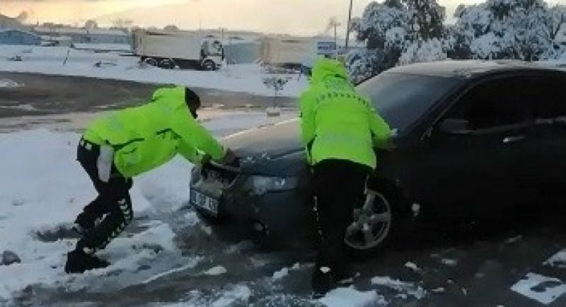 Yolda kalan sürücülere yardım ettiler