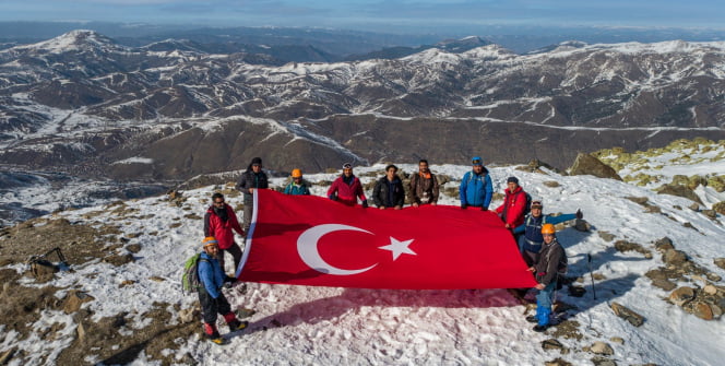 Yıldız Dağı’na tırmanan dağcılar, zirvede Türk bayrağını dalgalandırdı