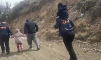Mahsur kalan çocukları sırtlarında taşıyarak kurtardılar