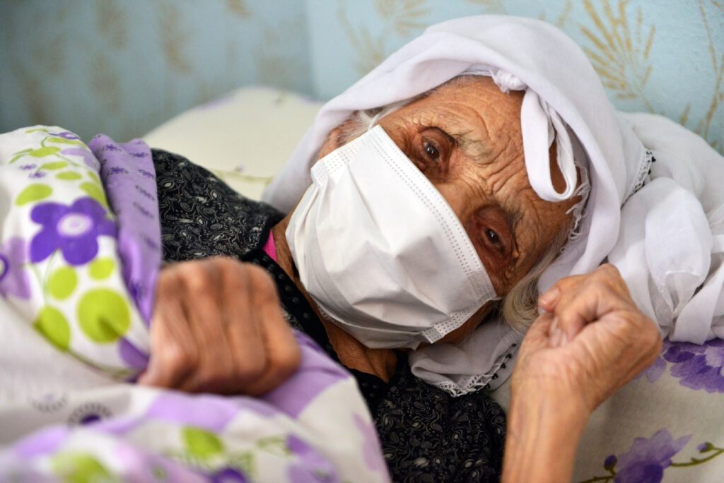 YILDIRIM BELEDİYESİN’DEN EMİNE TEYZEYE HASTA YATAĞI