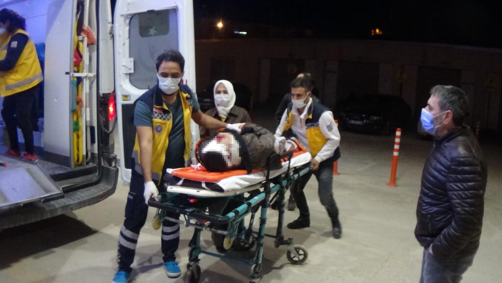 Karşıya geçmek isterken minibüsün altında kaldı!