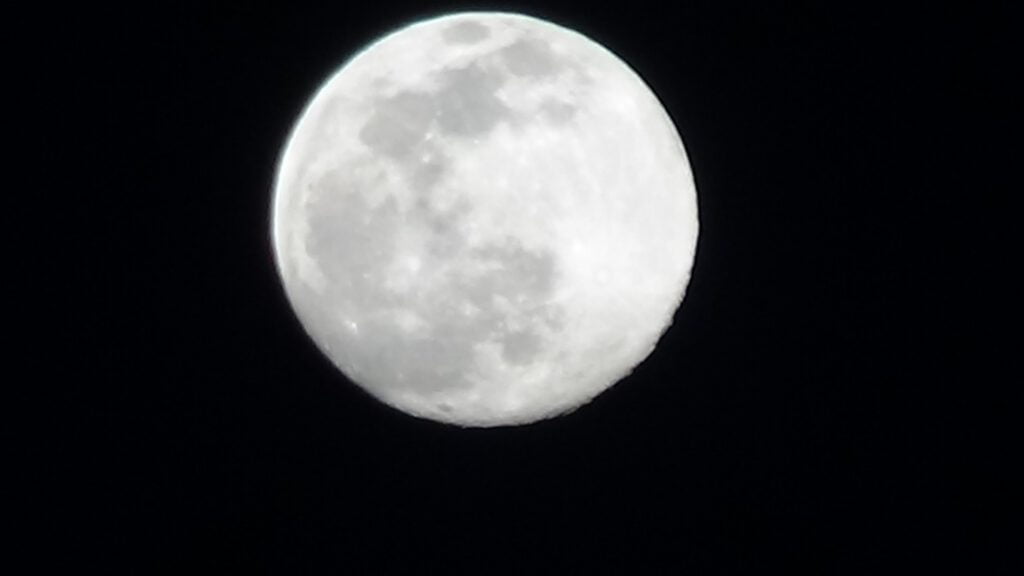 Dolunayın bulutlar arasındaki dansı mest etti