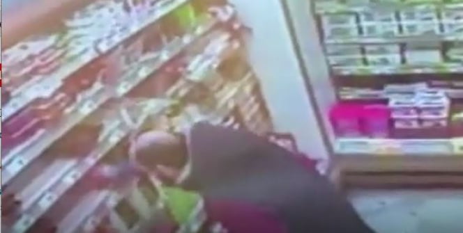 Alışveriş yapıyor gibi hırsızlık yaptı