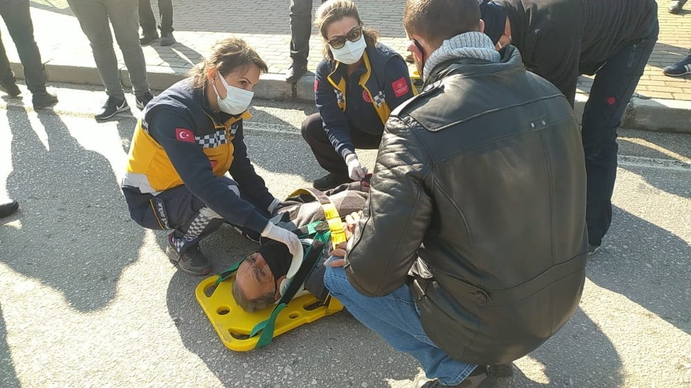 Araba Çarpan Babasını Yerde Yatarken Görünce Şoka Gi̇rdi̇