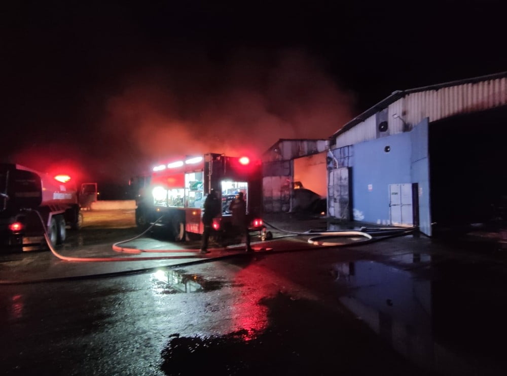 Bursa’daki̇ Karton Fabri̇kası Küle Döndü