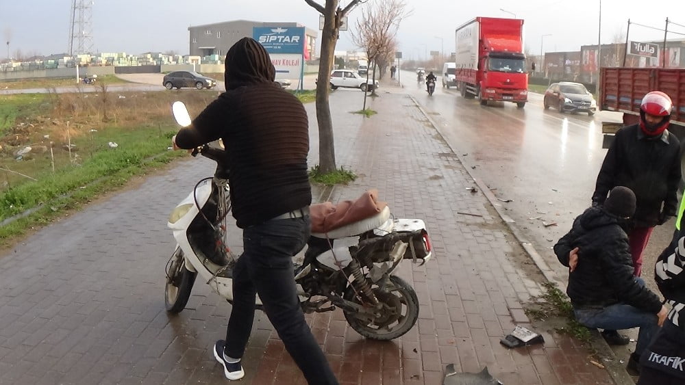 Çarptı metrelerce sürükledi̇ kaldırıma fırlattı