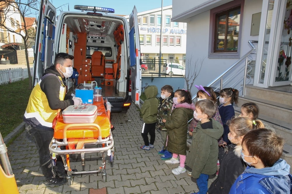 Çocuklara Ambulans Hi̇zmetleri̇ Tanıtıldı