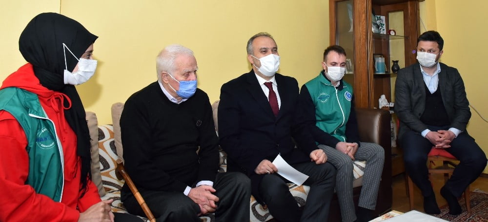 Gönüllülerden Yaşlılara Evi̇nde Zi̇yaret