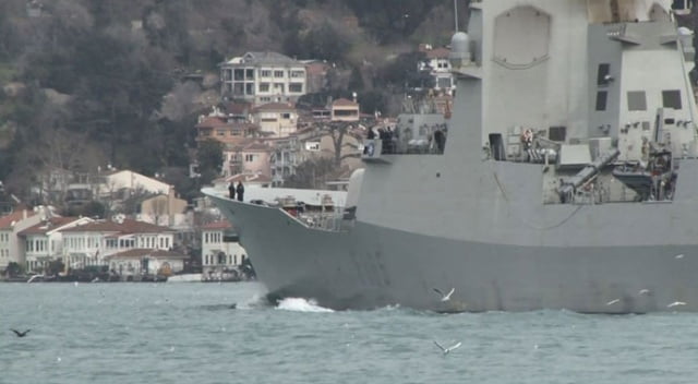 SAVAŞ GEMİSİ BOĞAZDAN GEÇTİ