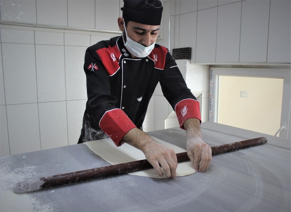 KAHVELİ BAKLAVA YAPTI, SİPARİŞLERE YETİŞEMİYOR