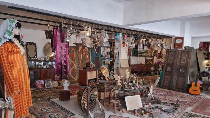 Bu antikacıyı gezenler kendini müzede hissediyor!