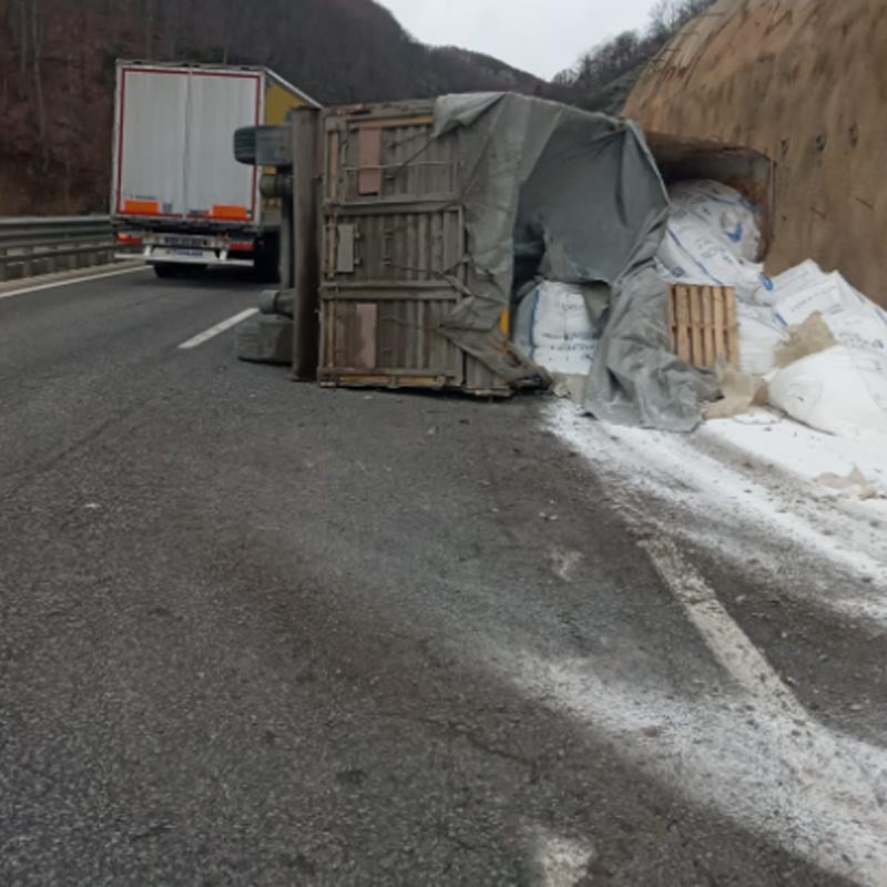 Bor yüklü tır devrildi…