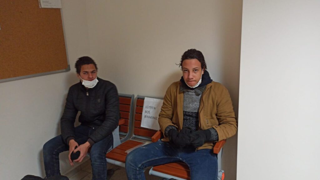 2 Mısırlı kaçak tırın dorsesine saklanmış!