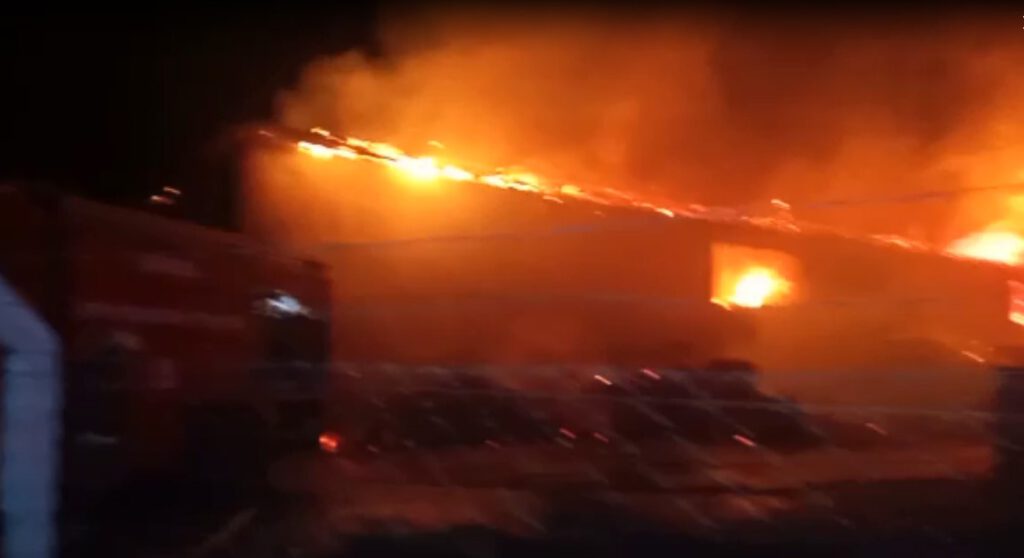 Mobilya fabrikası alevlere teslim oldu!