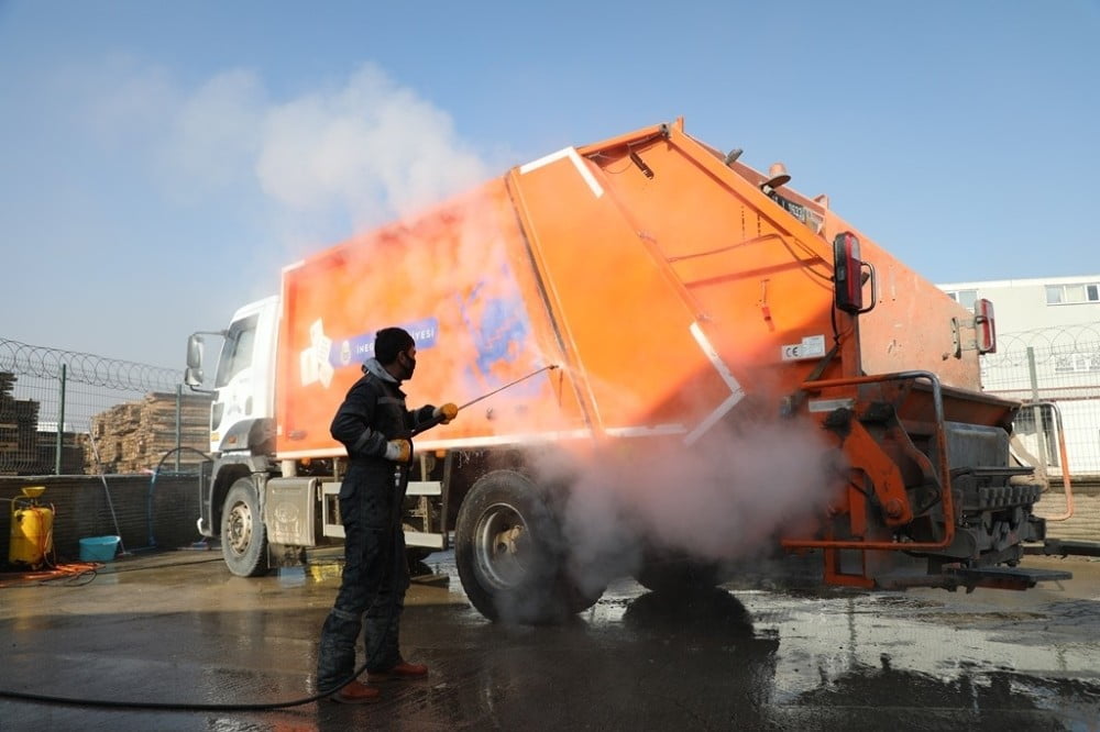 Önce Şehri̇, Sonra Kendi̇leri̇ni̇ Temi̇zli̇yorlar