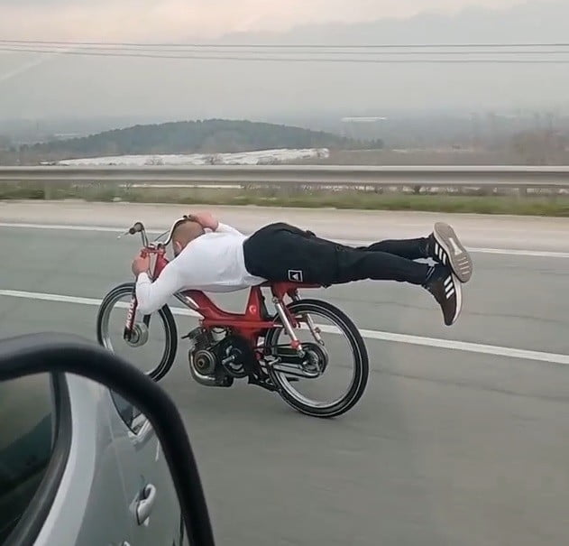 OTOBANDA ÖLÜME MEYDAN OKUDU