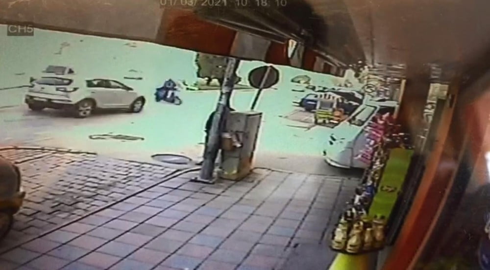 Otomobi̇l İle Elektri̇k Bi̇si̇klet Böyle Çarpıştı; 1 Yaralı