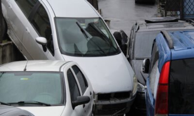 Otoparktaki araçların üstüne uçtu