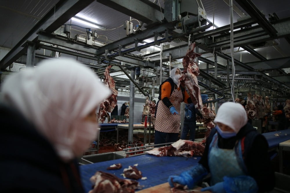 400 Kadın Kasap Her Gün 150 Ton Et İşli̇yor