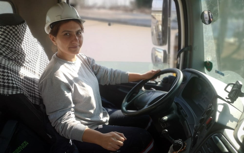 Eli̇ni̇n Hamuru İle 12 Tonluk Beton Mi̇kseri̇ Kullanıyor