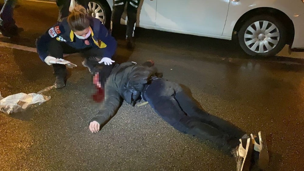Seyi̇r Hali̇ndeki̇ Aracın Önüne Atlayan Genç Ağır Yaralandı