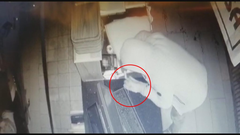 Kasayı bıçakla açmaya çalıştı!..