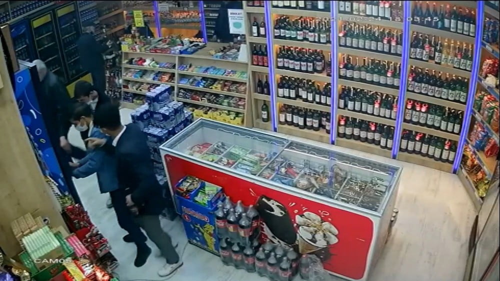 Tekel Bayi̇si̇ne Müşteri̇ Gi̇bi̇ Gi̇ri̇p İçki̇leri̇ Böyle Çaldılar