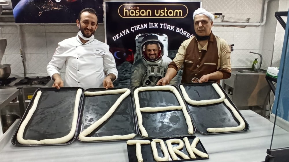 Uzaya Börek Göndermi̇şti̇ Şi̇mdi̇ De Kendi̇si̇ Gi̇tmek İsti̇yor