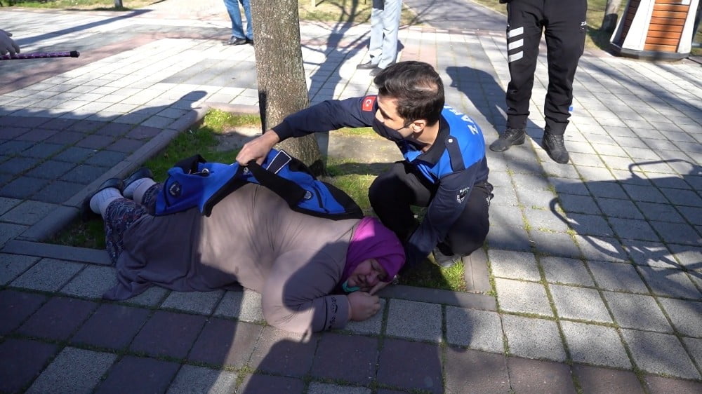 Zabıtadan Takdi̇r Toplayan Hareket: Montunu Verdi̇, Eli̇yle Yastık Yaptı