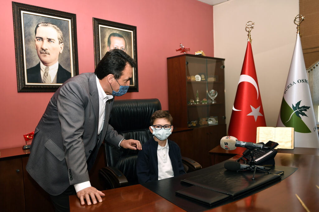 Başkan Dündar, Koltuğunu Çocuklara Devretti