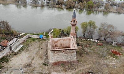 613 yıllık caminin imamı ve duvarları var, ama cemaati ve çatısı yok