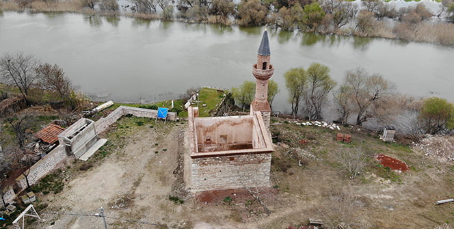 613 yıllık caminin imamı ve duvarları var, ama cemaati ve çatısı yok