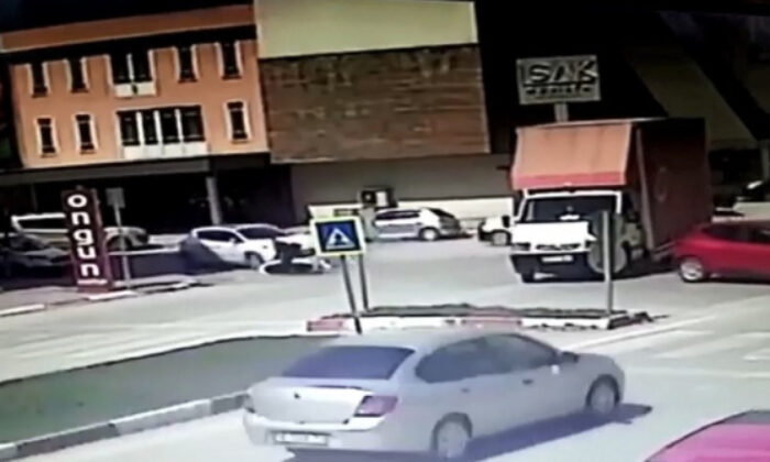 Motosiklet sürücüsünün hayatını kaybettiği anlar güvenlik kamerasında