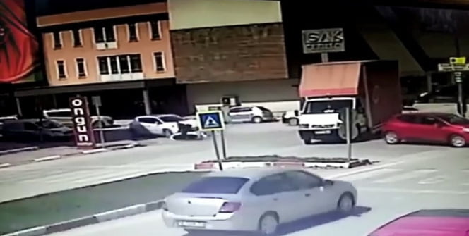 Motosiklet sürücüsünün hayatını kaybettiği anlar güvenlik kamerasında