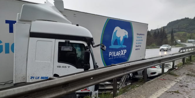 Bursa’da 4 araç birbirine girdi