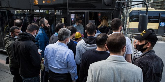 Tedbirler nedeniyle otobüse alınmayan vatandaşlar yolu kapattı