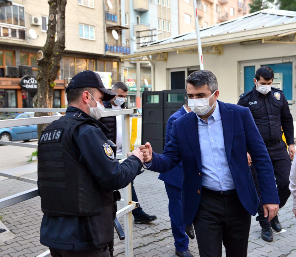 BAŞKAN YILMAZ’DAN GÖREV BAŞINDAKİ POLİSLERE SÜRPRİZ ZİYARET