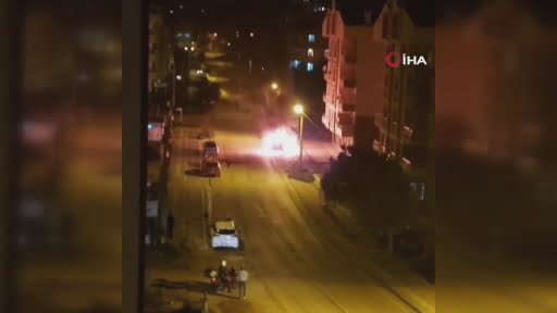 Park halindeki otomobil alev topuna döndü