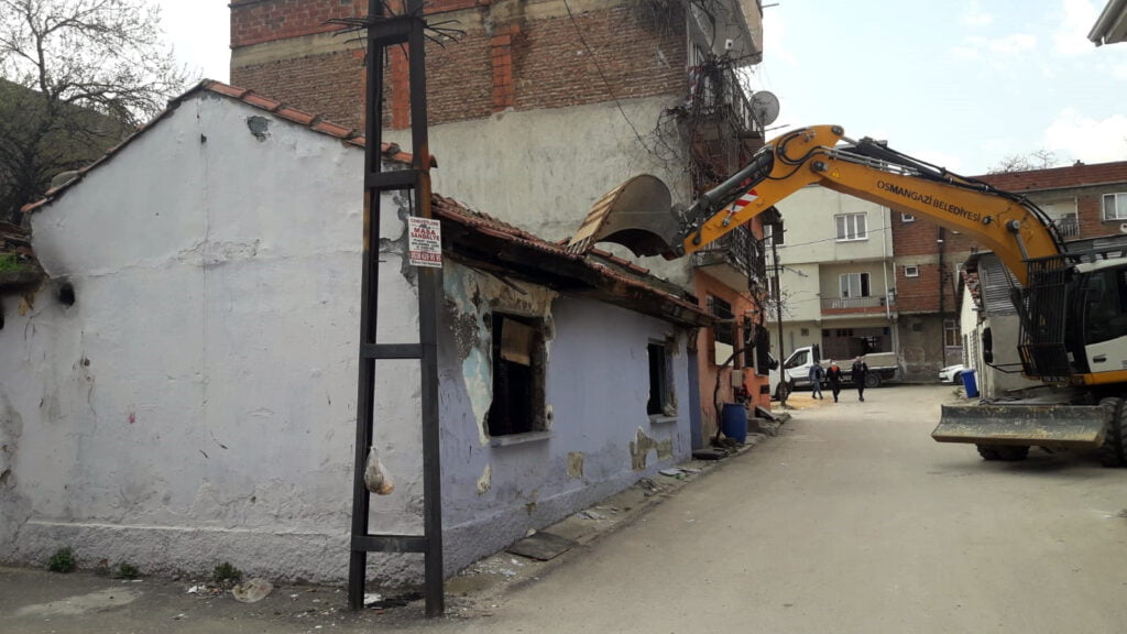 Metruk binalar huzur ve güvenlik için yıkılıyor