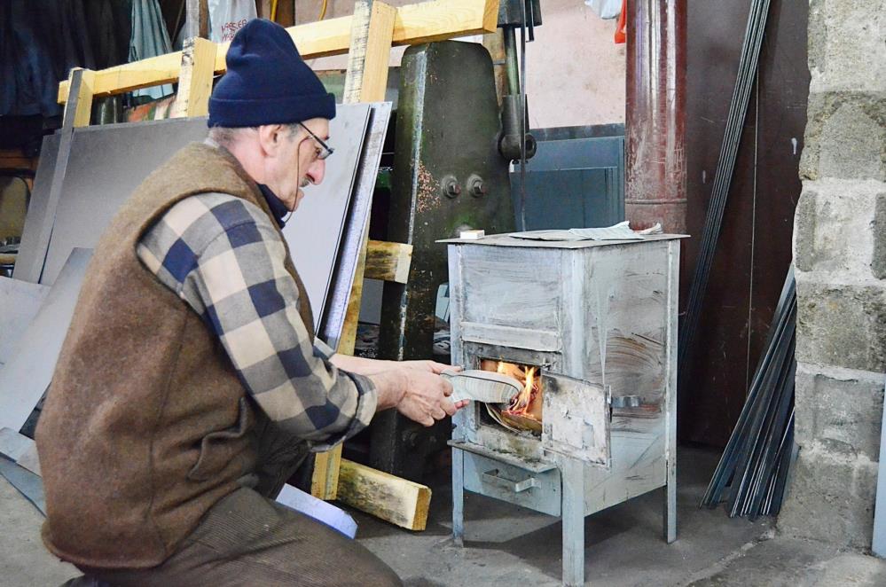 72 yaşındaki soba ustası gençlere taş çıkarıyor
