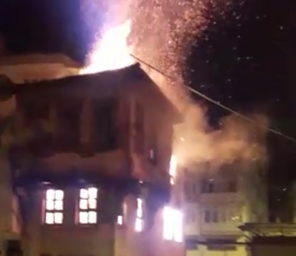 100 yıllık tarihi bina alevlere teslim oldu