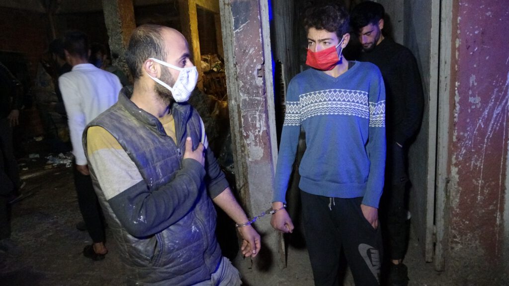 Kelepçeyle Birbirlerini Bağlayıp Polisten Yardım İstediler