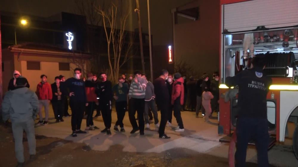 Bina Yangını Mahalleliyi Sokağa Döktü