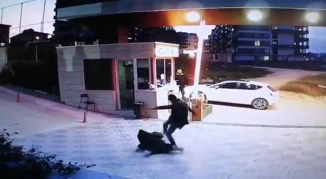 Öfkeli Adam, Güvenlik Görevlisini İşte Böyle Dövdü