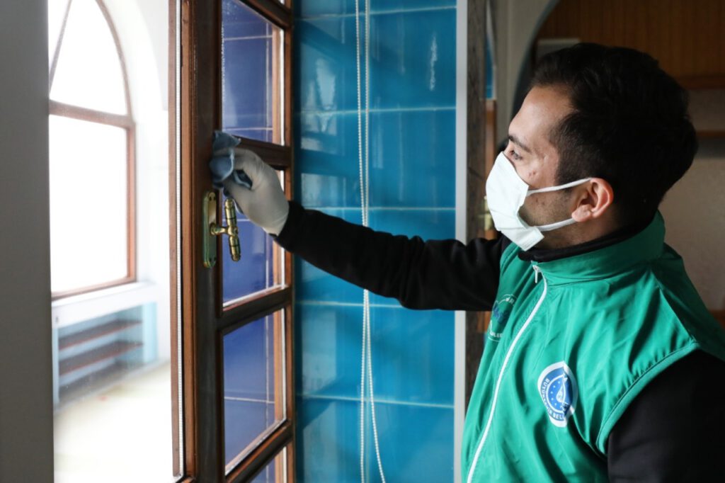 Camilerde gönüllü temizlik