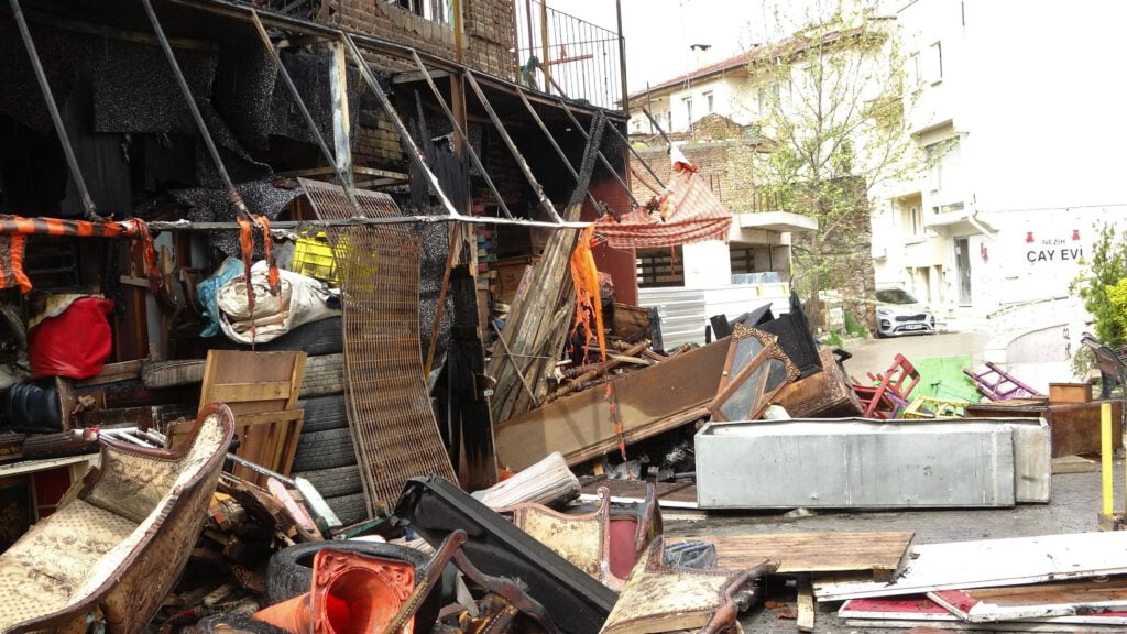 Yanan antika dükkanındaki zarar gündüz ortaya çıktı