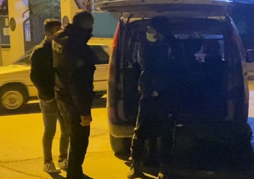 Bekçiler yakaladı, hırsızlıktan arandığı ortaya çıktı