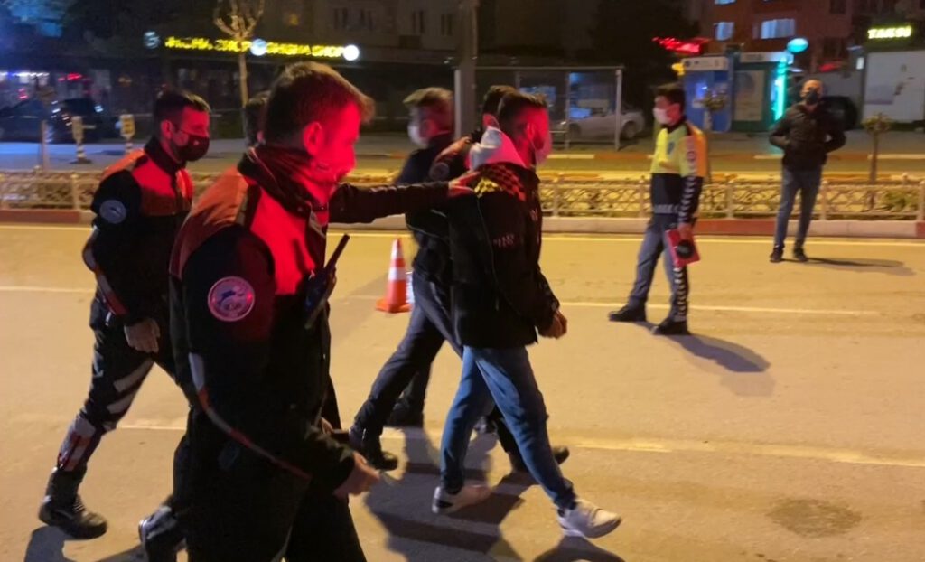 Uyuşturucudan aranan kurye denetimde yakalandı