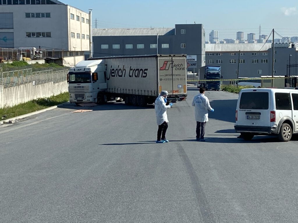 Tamir etmek için girdiği tırın altında hayatını kaybetti