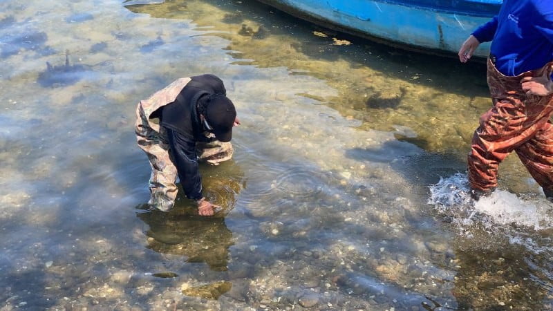 Balıkçıların ağına takılan sütun heyecana neden oldu